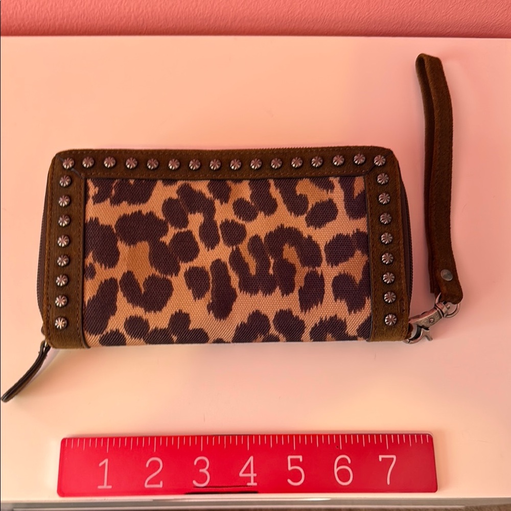 Artiat 🐴 Brown and Black Leopard Print Clutch with Wristlet
